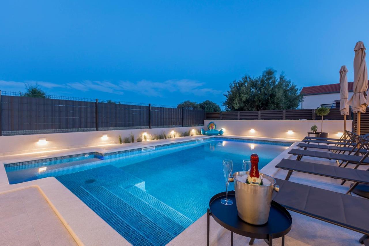 Luxury Villa Diana With Heated Pool And Jacuzzi Dograde ภายนอก รูปภาพ