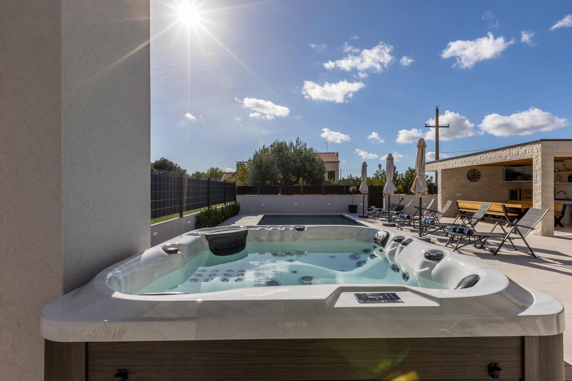 Luxury Villa Diana With Heated Pool And Jacuzzi Dograde ภายนอก รูปภาพ