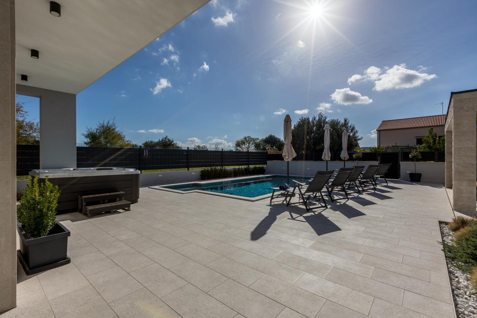 Luxury Villa Diana With Heated Pool And Jacuzzi Dograde ภายนอก รูปภาพ